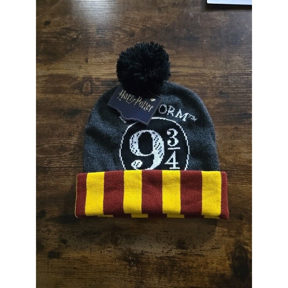 HARRY POTTER 9 3/4 Beanie with Pom Pom Hat